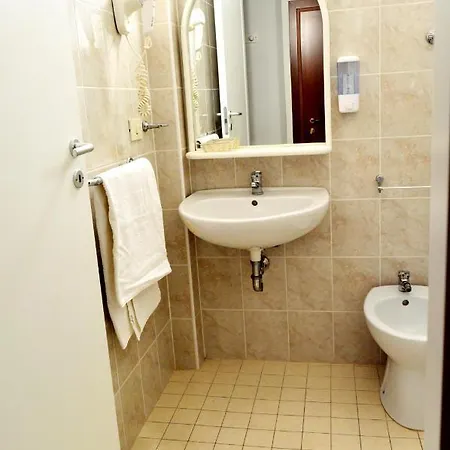 招待所 In Guest - New Cirene Triple For 3 People Comfort With Breakfast *